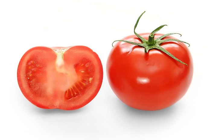 1200px Bright red tomato and cross section02