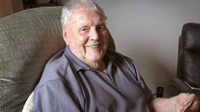 Alan Burgess New Zealand first class cricketer and World War II veteran dies aged 100